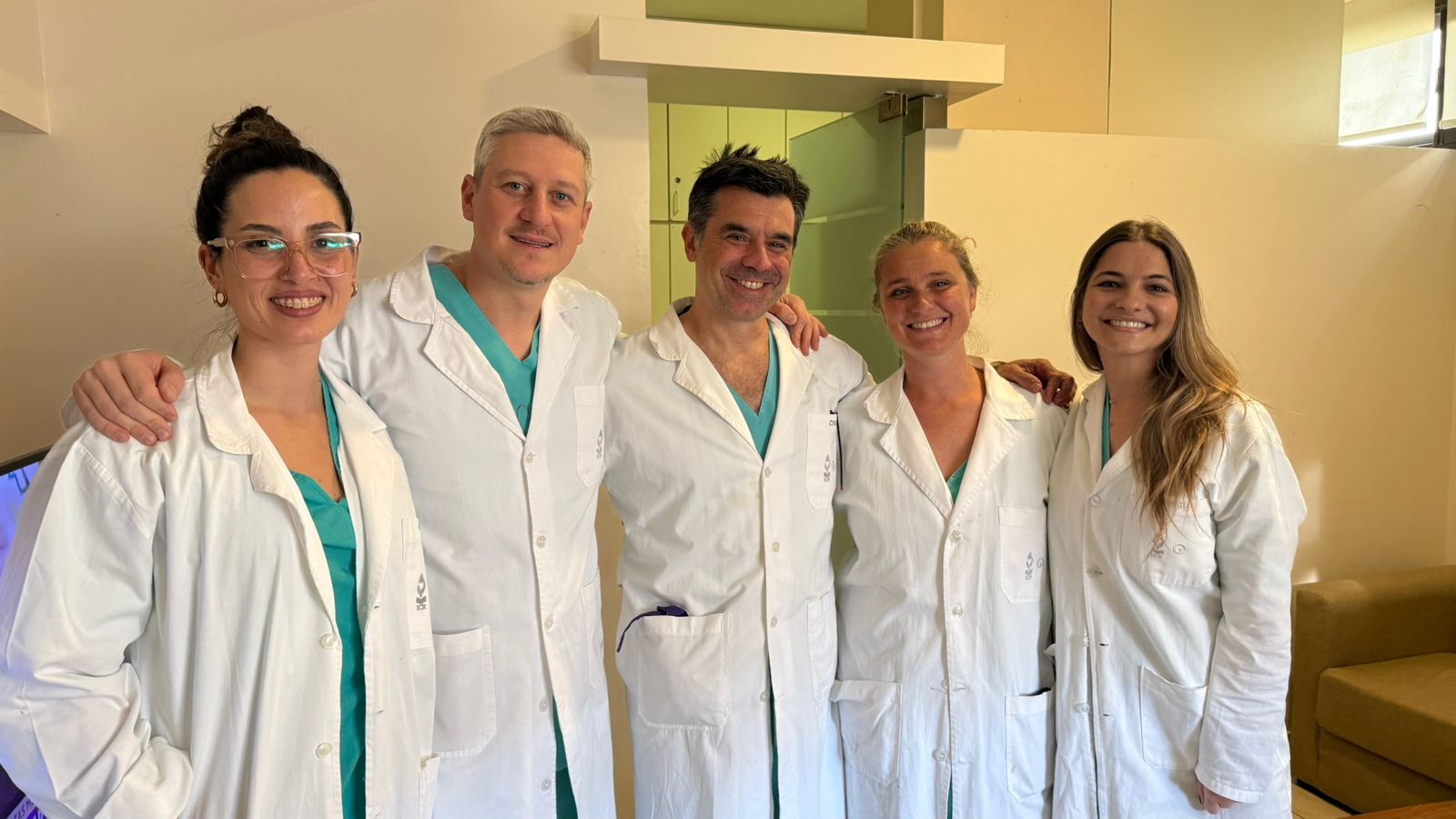 Es de Funes y realizó una de las primeras cirugía mini-invasivas de cáncer de mama